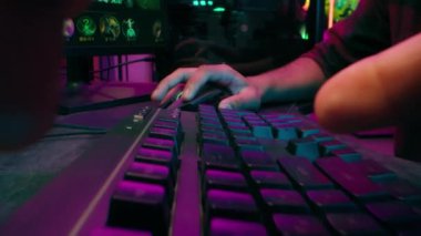 Kapat ellerini adamım, tanınmayan erkek yazıcı bilgisayar programcısı masaüstü bilgisayar kodu veri klavyesi siber spor bağımlılığı video oyunu, ışık stüdyosu, bilgisayar ağı adamı.