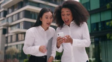 İki Asya kökenli Afrika kökenli Amerikalı cep telefonu akıllı telefon sosyal ağları komik video şakaları iş kadınları iş arkadaşları iş arkadaşları iş arkadaşları teknoloji topluluğu iş arkadaşları kadın paylaşan kızlar.