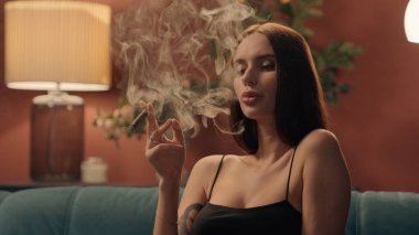 Kafkasya 'nın zarif, çekici, zengin, bağımlı kadın, puro içen kadın, sigara tiryakisi, tatillerde evde sigara bağımlısı, kötü alışkanlık, sağlıksız sağlık hizmetleri.