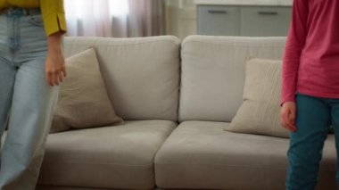 Tükenmiş Kafkas ailesi sıkılmış kadın kadın anne ve küçük kız çocuk rahat kanepeye düşüyor dinleniyor, sarılıyor, taşınma gününü kutluyor yeni apartman dairesinde.