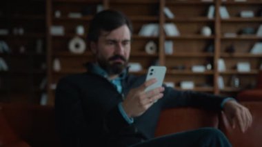 Şaşırdım. 50 'li yaşlarda, olgun, orta yaşlı, beyaz iş adamı, akıllı telefon kullanan erkek işadamı. Cep telefonu kullan.