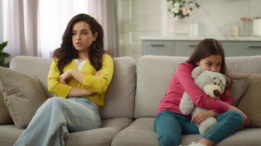 Aile içi çatışmalar, kötü davranışlardan rahatsız olan kızgın, beyaz kadın, çocuk, anne, kavga eden, üzgün, küçük kız, kız, anne, oturma odasındaki anlaşmazlığı görmezden geliyor.
