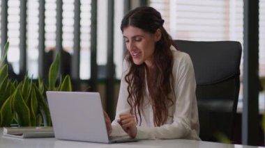 Çevrimiçi konferans görüntülü görüşme laptopu Kafkasyalı kadın iş kadını bayan işveren koçu iş kadını yönetici HR yöneticisi ile görüşme ofisteki arkadaşça sohbetler