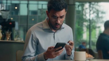 Hintli iş adamı Arap işadamı, Kafe Hope 'daki erkek kullanıcı ziyaretçisi cep telefonu sahibi olmak istiyor. Kötü haber dolandırıcılığı, cep telefonu sorunu.