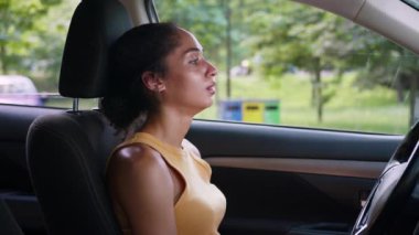 Afrika kökenli Amerikalı kadın sürücü endişeli trafik kazası stresi otomobil taşımacılığı kadın iş kadını ümitsizliği.