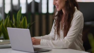 Mutlu Kafkasyalı iş kızı HR müdürü iş kadını sigortacı yönetici ofis çalışanı kadın konuşan internetteki toplantı videosu görüşme konferansı uzaktan sohbet belgeleri ile görüş
