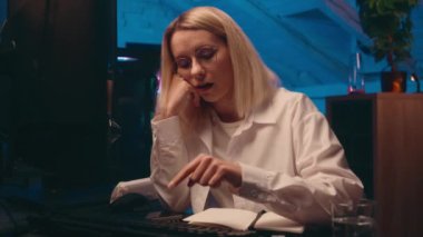 Kafkasyalı tembel iş kadını IT programcısı klavye kodu yazıyormuş uykulu, yorgun, kız iş kadını uykusuz, uykusuz, uykusuzluk bilgisayarı fazla çalışıyor internetten kripto ticareti yapıyor.