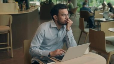 Hintli iş adamı düşünceli erkek işadamı kafeye serbest çalışan ziyaretçi gülümse, plan fikri karar ver iç görü hareketi mutlu ilham verici çalışma bilgisayarı.