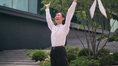 Heyecanlı Asyalı mutlu Koreli iş kadını kadın girişimci kadın lider finans sektörünü kutlamak için kağıtları dışarı attı.