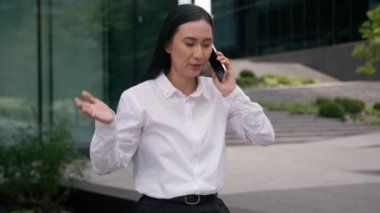 Asyalı Koreli Çinli kadın patron, sinir bozucu kız cep telefonu tartışması başlattı. Çatışma, iş kadını ceo smartphone 'un sinirli yöneticisinin şehir girişimcisini aramasına neden oldu.