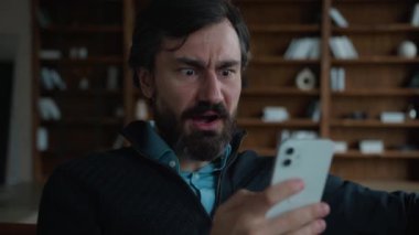 Neşeli, beyaz, orta yaşlı, olgun, erkek, işadamı, işveren, işveren, iş adamı. Vay canına, cep telefonu satışı sürpriz indirimi. İnternet 'te şok haberleri sunuyor.