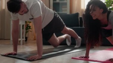 Mutlu gülen çift yorgun aile sıkı kardiyo egzersizinden sonra dinleniyor İspanyol kadın fitness kızı beşlik Kafkas erkeği erkek evdeki spor başarısını kutluyor.