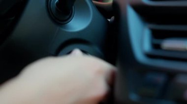 Tanımlanamayan Kafkas kadın sürücü müşteri müşteri müşteri sahibi kadın eller araba çalıştırma anahtarı kontağı çalıştırma motoru çalıştırma kiralık otomobilin içinde yeni bir araç satın alma