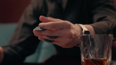 Kimliği belirsiz, sarhoş, beyaz, erkek, kumarbaz, puro içen, el ele tutuşan, cips yiyen, poker oynayan, kumar oynayan, alkollü viski içen bir kumarbaz. Bağımlılık kumar sağlık sorunları