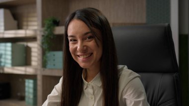 Mutlu gülümseyen Kafkasyalı ofis çalışanı bilgisayar başında sohbet eden müşterilerle iş kadını işveren bayan girişimci yönetici kadın iş kadını kameraya dizüstü bilgisayarla gülümsüyor.