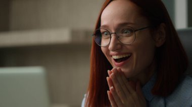 Şaşırmış Kafkasyalı iş kadını şaşırmış bir şekilde bilgisayar ekranına bakarken inanılmaz güzel haberler karşısında heyecanlanan mutlu iş kadını kazanarak dizüstü bilgisayar mucizesi yarattı.