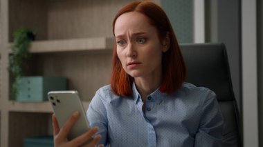 Kafkas şoku, ofisteki üzgün kadını üzdü akıllı telefondan mutsuz olumsuz duygular iş kadınını üzdü gözlüğünü çıkardı kötü haberleri vurguladı cep telefonu arızasını kaybetti