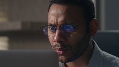 Hintli şokla şoke oldu, kötü iş adamı şaşırdı Arap adam kafası karışmış çalışan işveren bilgisayar ekranındaki büyük gözlerle iş dünyasının başarısız olmasından korktu.