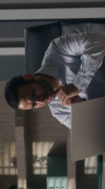 Hintli iş adamı Amerikalı yatırımcı, kazanmayı umarak ellerini ovuşturuyor. Ofiste dizüstü bilgisayarla kaybetmekten rahatsız oluyor. Kötü sonuç, kötü veri kaybı parolası yanlış.