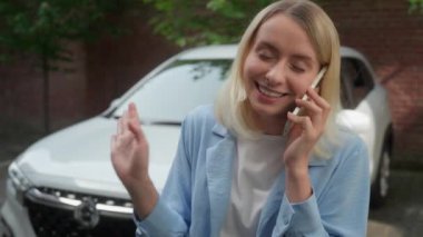 Kaygısız Kafkas kadın nakliye şoförü gülümseyen kadın cep telefonu konuşan akıllı telefon konuşan iş kadını şehirde araba satın almaktan bahseden iş kadını yeni bir araba kiralama sigortası iletişimi satın aldı