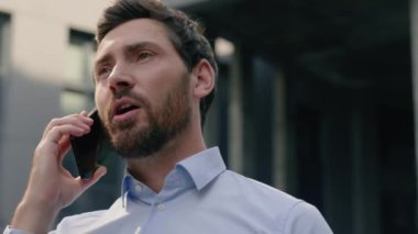 Kafkasyalı iş adamı, orta yaşlı, iş adamı, girişimci, girişimci, şehirli, sohbetçi, cep telefonu görüşmeleri, açık hava görüşmeleri.