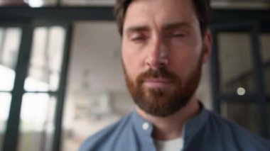 Mutlu beyaz adam pozitif sakallı baba kameraya bakıyor yetişkin erkek dişçi gülüşü beyaz dişçi dişleri neşeli adam baba gülerek ev eğlencesi yapıyor.