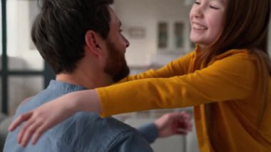 Mutlu, beyaz, küçük kız çocuğu kucaklayan baba kucaklayan erkek ebeveyn neşeli, güler yüzlü baba şefkatli çocuğu kucaklıyor. Aile velayeti