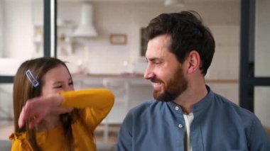 Mutlu tasasız aile portresi Kafkasyalı küçük kız çocuğu kucaklaşma baba baba baba baba baba baba baba baba baba baba gülümseme ev kredisi velayetinde diş beyazı dişler