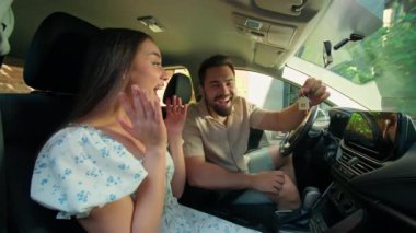 Kafkas aile alımı mutlu kadın şoku sevinçten havalara uçuyor erkek adam ev satın alan erkek adam ev sahibi ev sahibi ev sahibi ev sahibi ev sahibi ev sahibi araba içinde emlak sahibi.