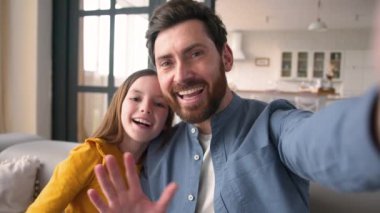 POV mutlu bir gülümseme, beyaz aile videosu, baba, baba, baba, baba, baba, anne, baba, baba, çocuk, blog, kız, çocuk, selamlama, el sallama.