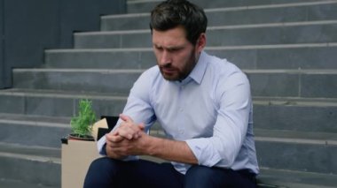 İş krizi, işten çıkarılan işveren, merdivenlerde oturan Kafkasyalı kederli işadamı, şirketteki işsizlikten muzdarip orta yaşlı adam, işten çıkarılma kutusuyla kaybedilen işlerden dolayı şehirde erkek kovuldu.
