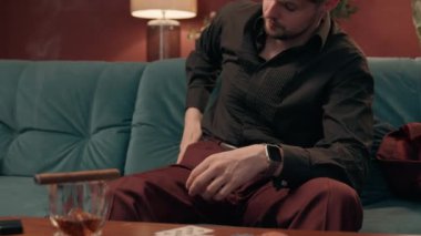 Hayal kırıklığına uğramış, Kafkasyalı, meteliksiz, erkek, kumarbaz, kumarbaz, kumarbaz, boş cüzdan, nakit para, iflas kumar, kumarhane, kumarhane, kumarhane, poker, evde başarısız olma.