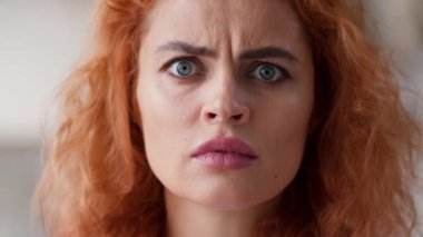 Kafkasyalı kadın şaşkınlıktan dehşete kapıldı. Yüzü şok oldu. Kız portresi bayan kameraya büyük gözlerle bakıyor.