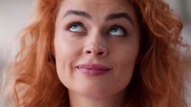 Kafkasyalı kadın, düşünceli, düşünceli, kız portresi çizen düşünceli, düşünceli, düşünceli bir kadınla yüz yüze. Düşünceli, düşünceli, düşünceli, fikir çözümünü araştıran bir kadın.