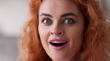 Kapalı kafkas kadın şaşırdı mutlu yüz şaşırttı heyecanlı duygusal kız portresi bayan kameraya büyük gözleri açık bakıyor zafer kazandı evde iyi haberler elde kadın