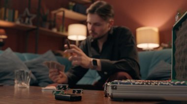 Şanssız, üzgün, Kafkasyalı, erkek, erkek, kumarbaz, poker oynayan, 21 oyunu kaybeden, mağlubiyet rekabetini kaybetmiş.