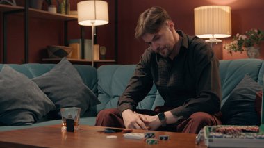 Hüsrana uğramış, üzgün, Kafkasyalı, üzgün, morali bozuk, poker oynayan, poker oynayan, oyun kaybeden, hayal kırıklığına uğramış, evde akşamüstü evde bağımlılığı yenme bahsi oynayan adam.