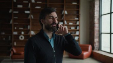 Endişeli olgun Kafkasyalı iş adamı. Cep telefonuna cevap veren adam. Telefonlara cevap veren adam.