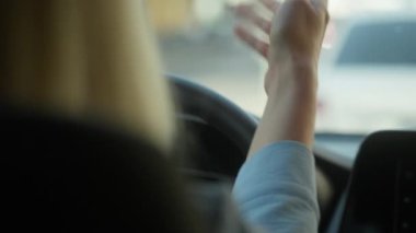 El trafiği sıkışıklığı, direksiyon, direksiyon, direksiyon, otomobil, kadın sürücü, araba kiralama test sürüşü.