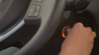 Tanımlanamayan kadının elini kapat. Otomobil anahtarı yerleştirme kilidi. Kadın, araba motoru çalıştırıyor.