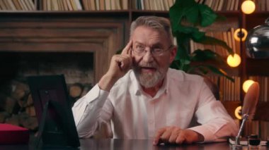 Eski Kafkasyalı erkek iş adamı çözüm düşünüyor. Yeni iyi bir fikir düşün. Düşünce, düşünce, ilham, girişimci, ev işçisi, ofis çalışanı.