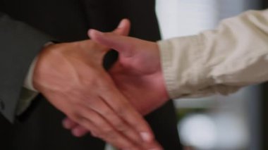 Erkek el sıkışması el sıkışma işbirliği takım çalışması ortaklığı tanınmayan iki Afrikalı Amerikalı iş adamı erkekler ofis arkadaşları el sıkışma başarısını selamlıyor