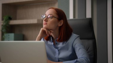 Şirket işyerindeki tembel, sıkıcı kadın yönetici. Ofisteki motivasyonsuz iş kadını. Kafkasyalı kadın iş kadını.