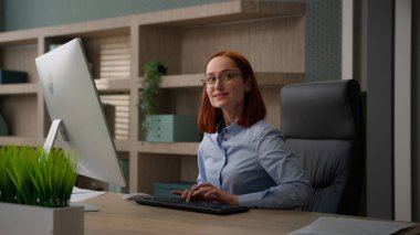 Kafkasyalı iş kadını derin düşüncelere daldı kadın ofis çalışanı girişimci kız düşünceli kadın iş karar sorunu çözümü yarattı fikir üretti bilgisayarında cevap buldu