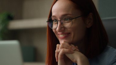 Şaşırmış Kafkasyalı iş kadını şaşırmış bir şekilde bilgisayar ekranına bakarken inanılmaz güzel haberler karşısında heyecanlanan mutlu iş kadını kazanarak dizüstü bilgisayar mucizesi yarattı.