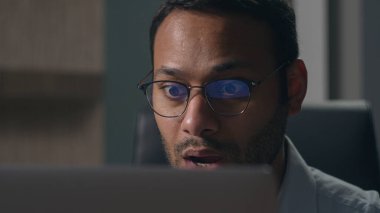 Hintli şokla şoke oldu, kötü iş adamı şaşırdı Arap adam kafası karışmış çalışan işveren bilgisayar ekranındaki büyük gözlerle iş dünyasının başarısız olmasından korktu.