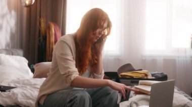 Öfkeli tartışmalar, akıllı telefon, akıllı telefon, kadın kadın yatak odası, tatil seyahati iptal, seyahat, seyahat, bilet, pasaport, cep telefonu, dizüstü bilgisayar.