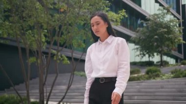 Mutsuz Asyalı Koreli kadın iş kadını iş dışında yürüyordu kafası çok çalışırdı tükenmiş, tükenmiş, tükenmiş kız iflasın eşiğine gelmişti kadın, kariyer yorgunluğu, yorgunluk...