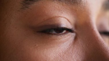 Koyu renk göz makyajını kapat Afro-Amerikalı kadın göz kırpan yüz kirpikleri görüş sağlığına bak lazer düzeltici tıp bayan şehir işkadını iş kadını dış görünüş bakışları