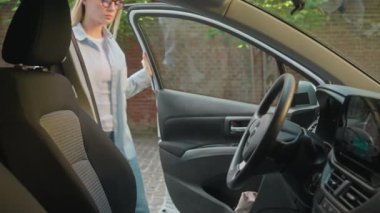 Yeni lüks otomobil otomobilinde oturan beyaz kadın iş kadını. Hareketi başlatan sürücü, kiralık servis direksiyonu, test sürüşü, müşteri seyahati.